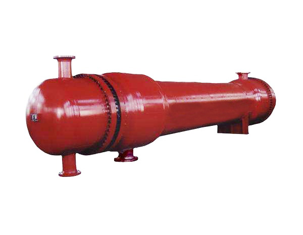 <b>浮頭式折流桿換熱器與冷凝器是一種新型高效的傳熱設備，具有防振性能強、流動(dòng)阻力小、不易結垢、傳熱性能好及表面溫度均勻等優(yōu)點(diǎn)。它不同于常用的弓形折流板換熱器，換熱管由桿系組成的折流圈支撐，從上下左右四個(gè)方位將管子固定。殼程流體平行于管束的軸向流動(dòng)，流動(dòng)阻力很小，一般是弓形板的1/7～1/9，因而可以提高殼程流速來(lái)增加殼程的湍流程度，從而強化傳熱。</b>