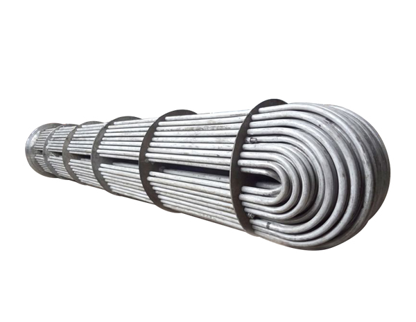 <b>U型管換熱器在換熱器中是唯一適用于高溫、高壓和高溫差的換熱器，特點(diǎn)如下： 1.以U型換熱管尾端的自由浮動(dòng)解決溫度差壓力，可用于高溫差，完全可以代替螺旋板換熱器； 2.只有一塊管板，加之法蘭的數量也少，故結構簡(jiǎn)單而且泄漏點(diǎn)少； 3.可以進(jìn)行抽芯清洗； 4.管板焊縫采用全自動(dòng)管板氬弧焊，美觀(guān)的同時(shí)保證質(zhì)量； 5.管程流速太高時(shí)，將會(huì )對U型彎管段產(chǎn)生嚴重的腐蝕，影</b>