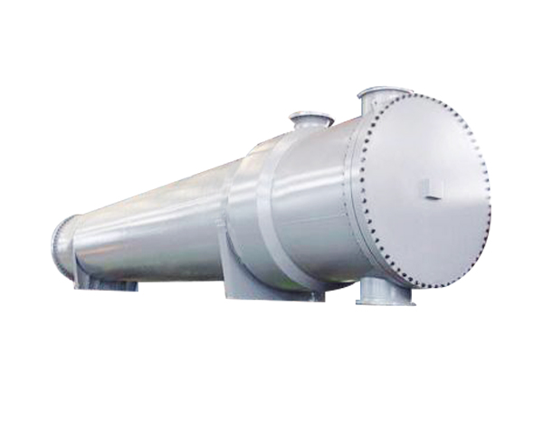 <b>目前，隨著(zhù)我國石油、化工、制藥、輕工業(yè)的蓬勃發(fā)展，各行業(yè)對冷凝設備的需求量越來(lái)越大，大型多效蒸發(fā)裝置隨著(zhù)處理量的增大對冷凝器的處理量要求也不斷增大，目前，國內現有的板式冷凝器已經(jīng)不能滿(mǎn)足特大型多效低溫板式蒸發(fā)裝置的配套需求，另外，管式冷凝器雖然可以做到很大的處理量，但是他的體積龐大、傳冷系數低、成本高，連清洗也不方便。</b>